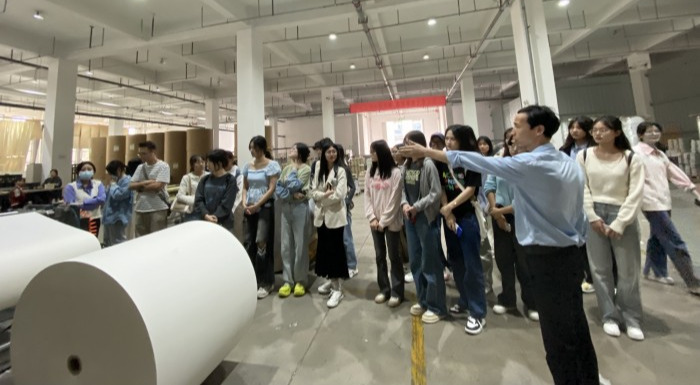 校企聯動，融通未來——外國語學院英語系師生深入企業開展學習交流與技術轉讓專題活動